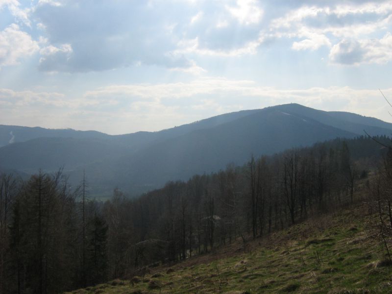 Górzysty krajobraz w promieniach słońca